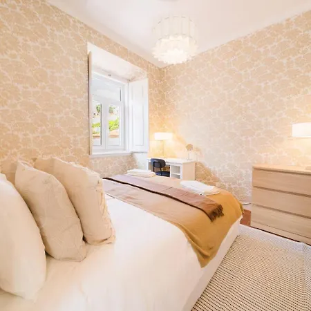 Appartamento Scenic 4br With River Views Alfama Location Lisbona