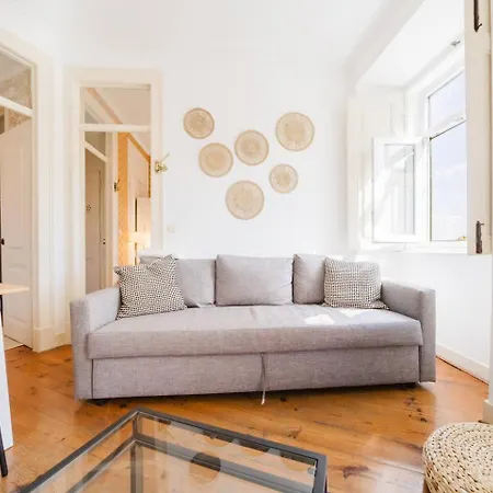 Scenic 4br With River Views Alfama Location Apartment Lissabon